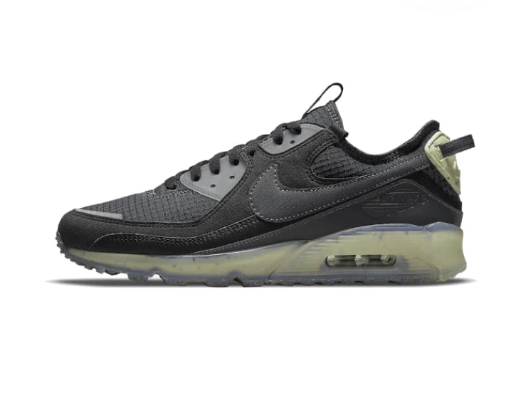 Les baskets Nike Air Max 90 Futura sont des pièces maîtresses de la mode.