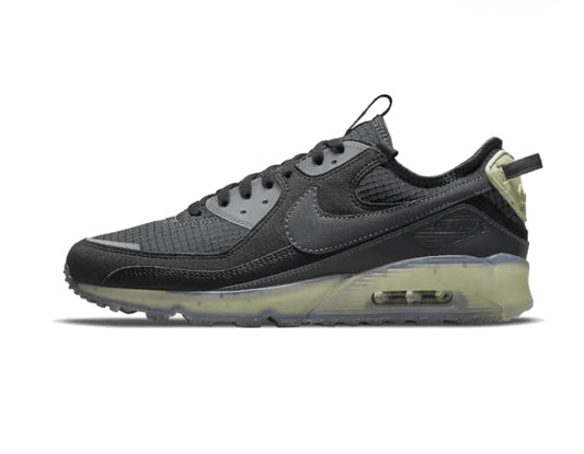 Les baskets Nike Air Max 90 Futura sont des pièces maîtresses de la mode.