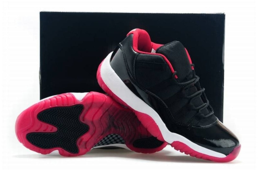 Baskets Air Jordan 11 Low Black Red