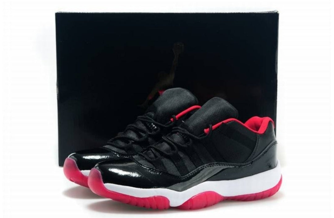 Baskets Air Jordan 11 Low Black Red