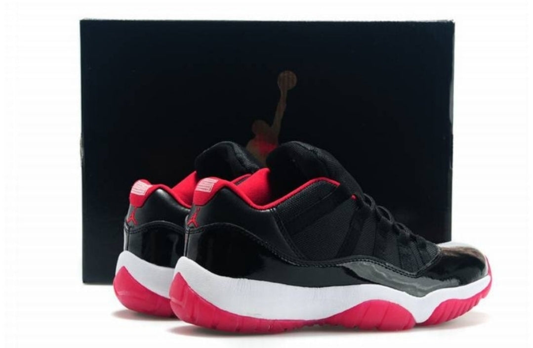 Baskets Air Jordan 11 Low Black Red