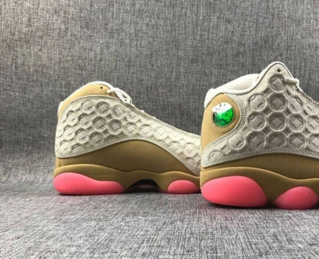 Les baskets Air Jordan 13 offrent un style emblématique et une performance exceptionnelle.
 design distinctif .pas Cher. Moins cher.