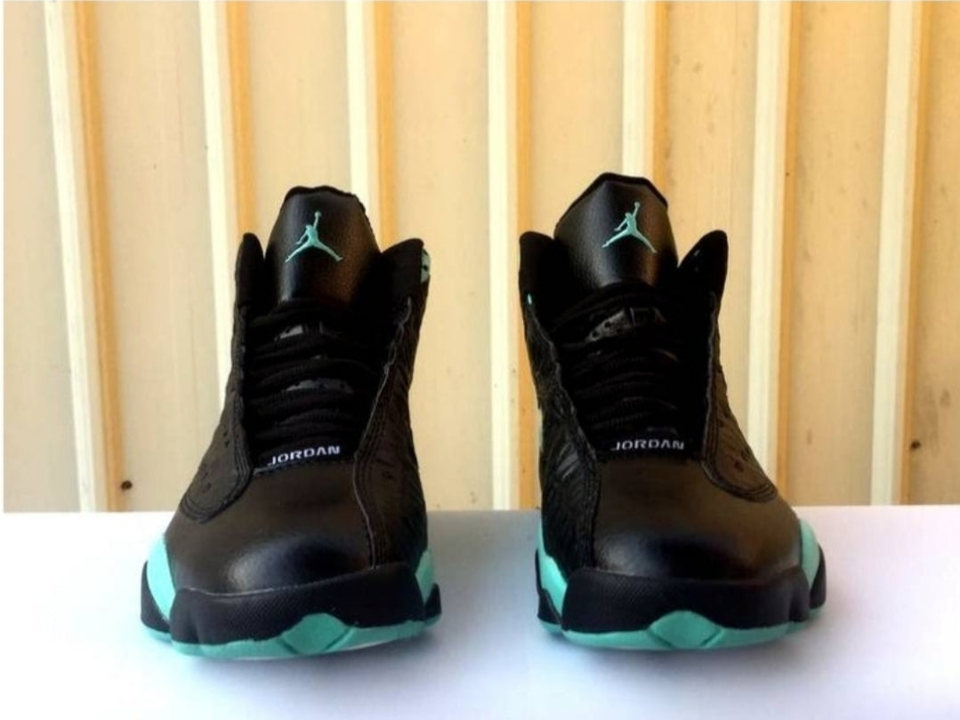 Les baskets Air Jordan 13 offrent un style emblématique et une performance exceptionnelle.
 design distinctif .pas Cher. Moins cher.