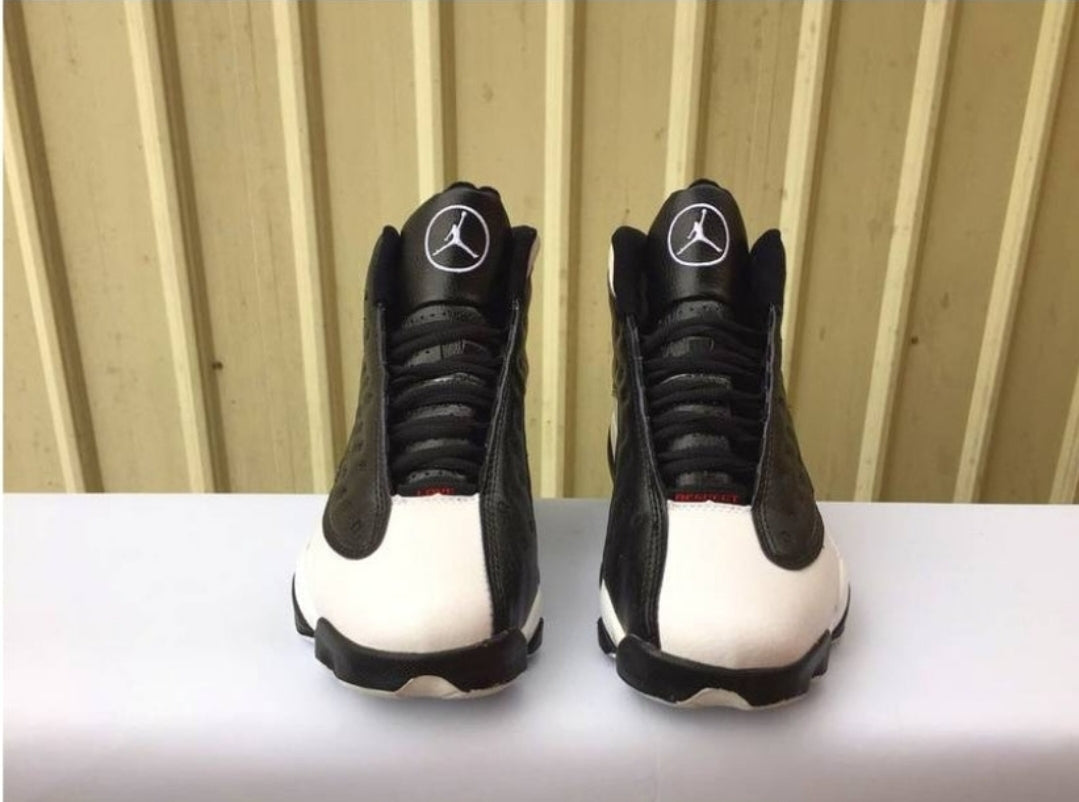 Les Air Jordan 13 "Love & Respect" (Black and White) Femme permettent de personnaliser votre style tout en bénéficiant d’un confort supérieur.