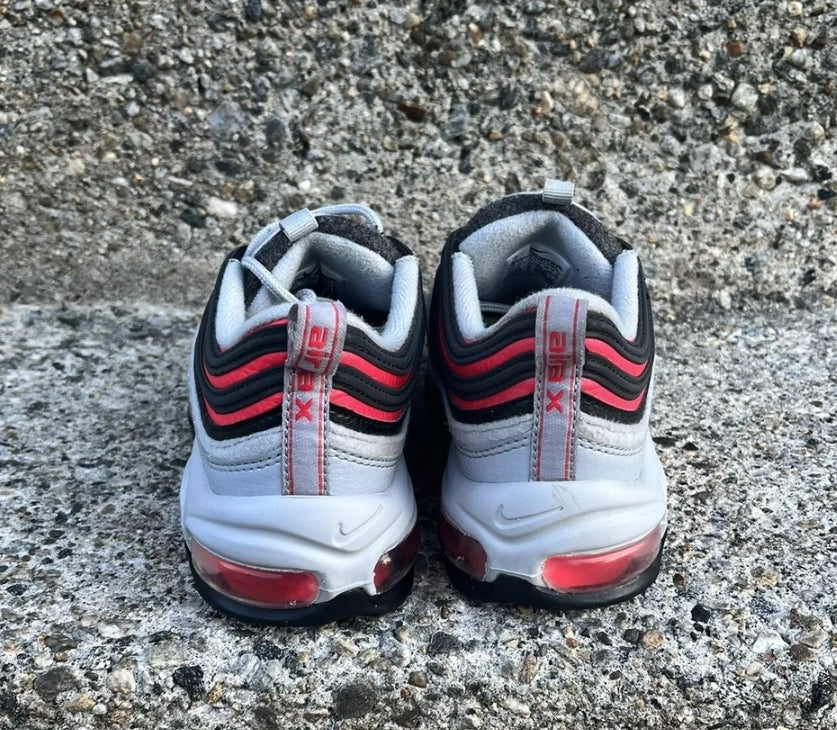 Les baskets Nike Air Max 97 sont synonymes de style emblématique et de confort absolu. Leur design ondulé distinctif.pas cher. Le moins cher. 