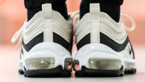 Les baskets Nike Air Max 97 sont synonymes de style emblématique et de confort absolu. Leur design ondulé distinctif.pas cher. Le moins cher. 