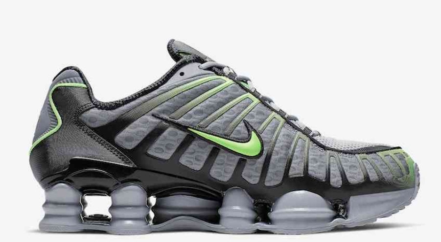 Les baskets Nike Shox TL allient un style avant-gardiste et une innovation technique avancée. Leur design unique et leurs détails sophistiqués.