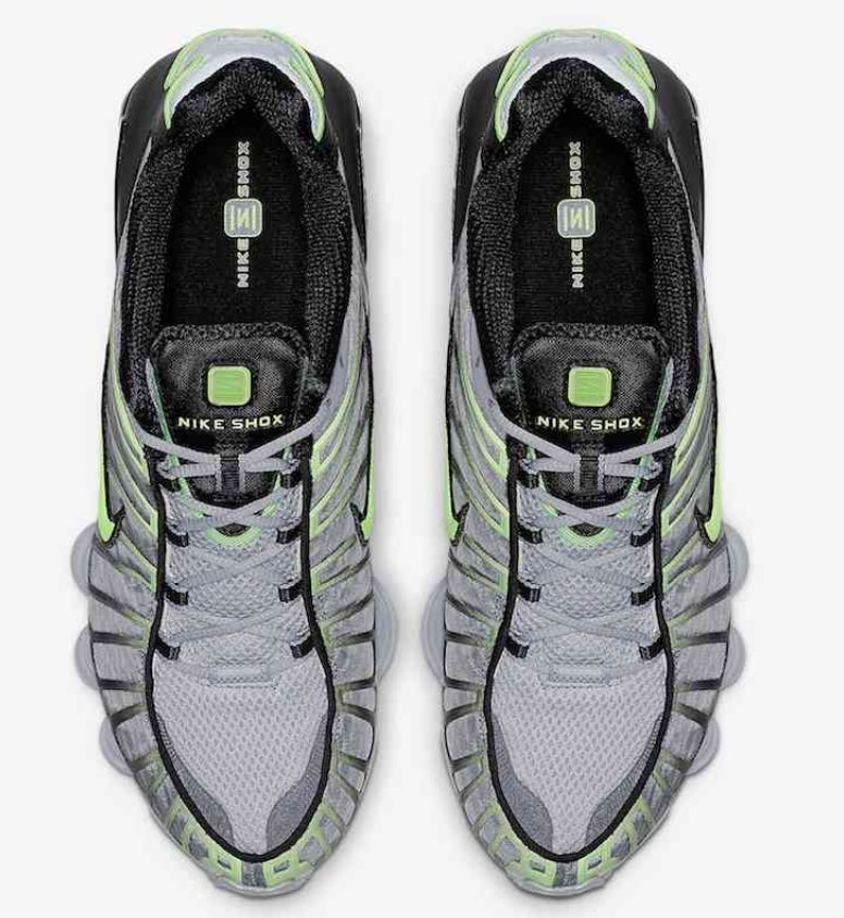 Les baskets Nike Shox TL allient un style avant-gardiste et une innovation technique avancée. Leur design unique et leurs détails sophistiqués.