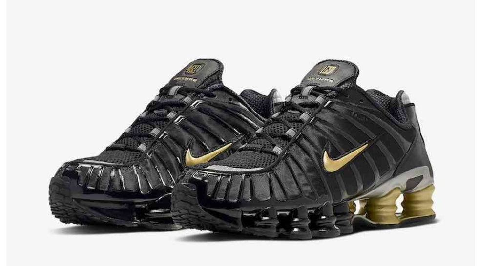 Les baskets Nike Shox TL allient un style avant-gardiste et une innovation technique avancée. Leur design unique et leurs détails sophistiqués.
