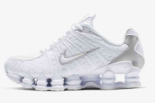 Les baskets Nike Shox TL allient un style avant-gardiste et une innovation technique avancée. Leur design unique et leurs détails sophistiqués.