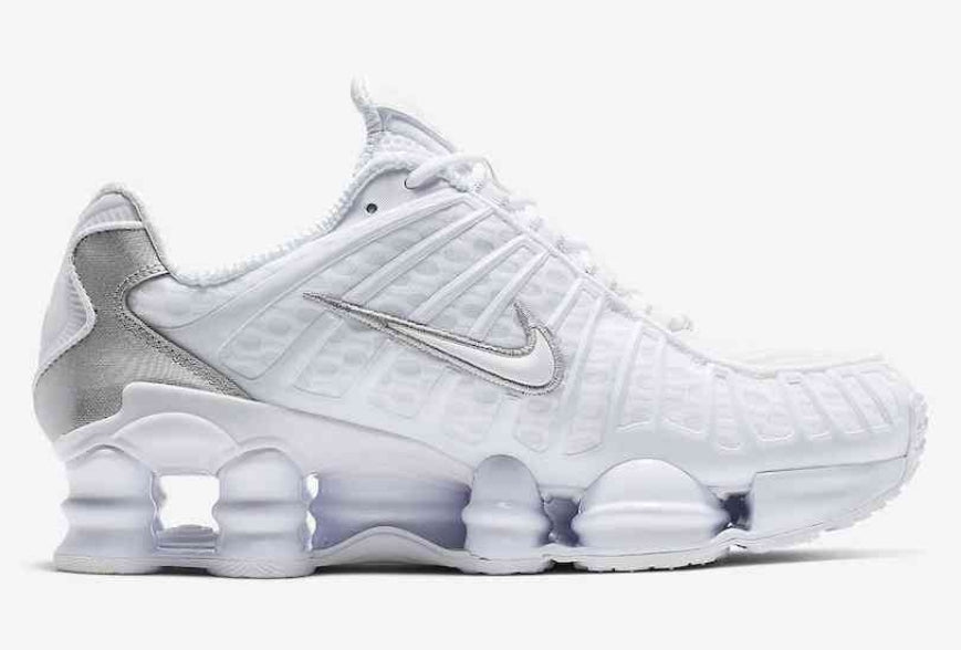 Les baskets Nike Shox TL allient un style avant-gardiste et une innovation technique avancée. Leur design unique et leurs détails sophistiqués.