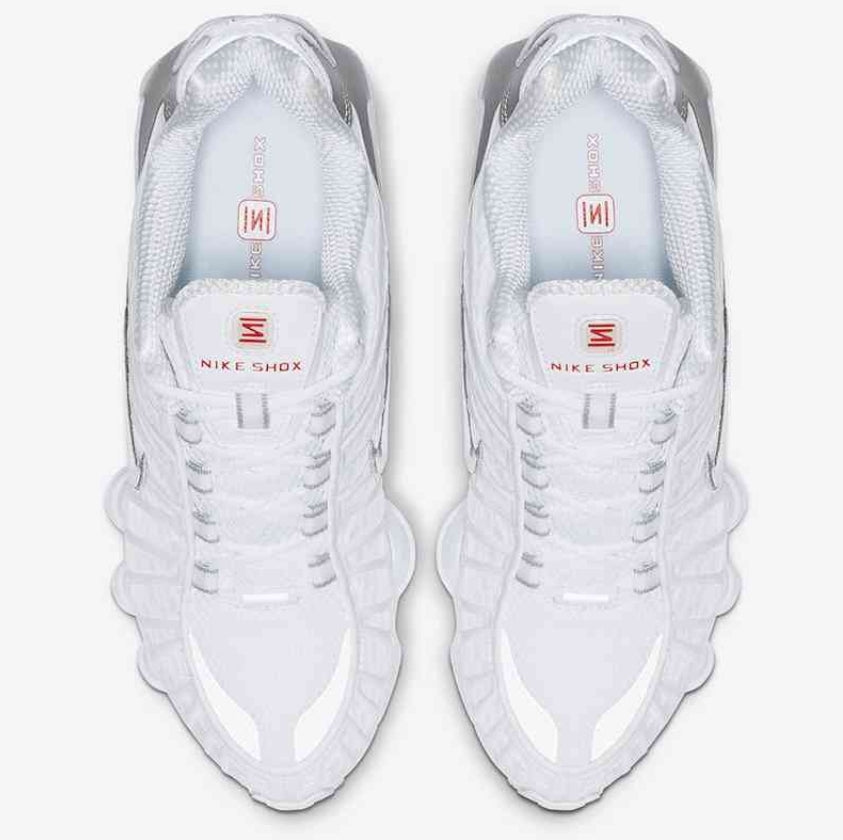 Les baskets Nike Shox TL allient un style avant-gardiste et une innovation technique avancée. Leur design unique et leurs détails sophistiqués.