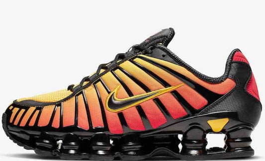 Les baskets Nike Shox TL allient un style avant-gardiste et une innovation technique avancée. Leur design unique et leurs détails sophistiqués.
