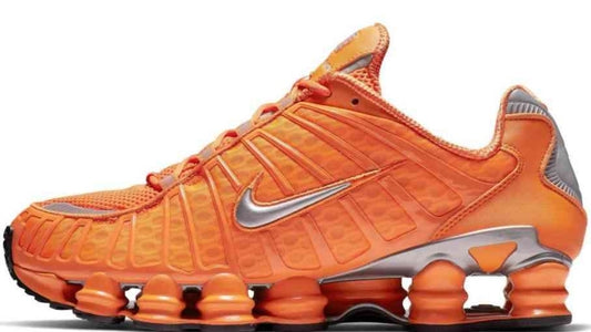 Les baskets Nike Shox TL allient un style avant-gardiste et une innovation technique avancée. Leur design unique et leurs détails sophistiqués.