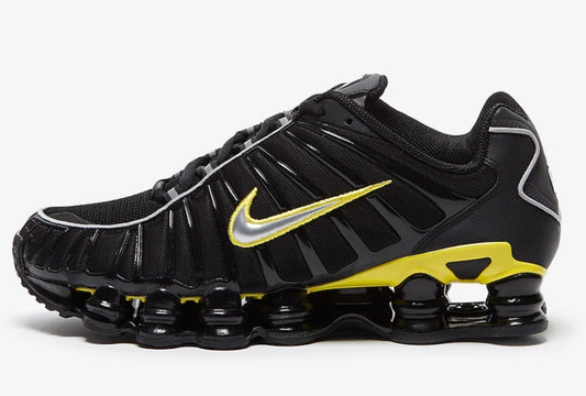 Les baskets Nike Shox TL allient un style avant-gardiste et une innovation technique avancée. Leur design unique et leurs détails sophistiqués.