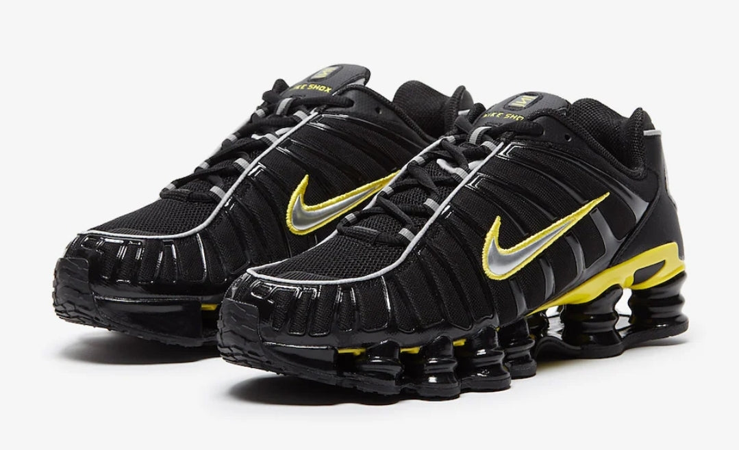 Les baskets Nike Shox TL allient un style avant-gardiste et une innovation technique avancée. Leur design unique et leurs détails sophistiqués.