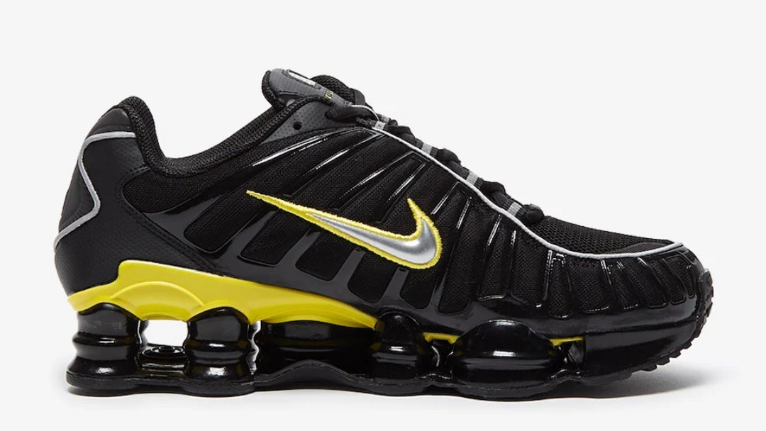 Les baskets Nike Shox TL allient un style avant-gardiste et une innovation technique avancée. Leur design unique et leurs détails sophistiqués.