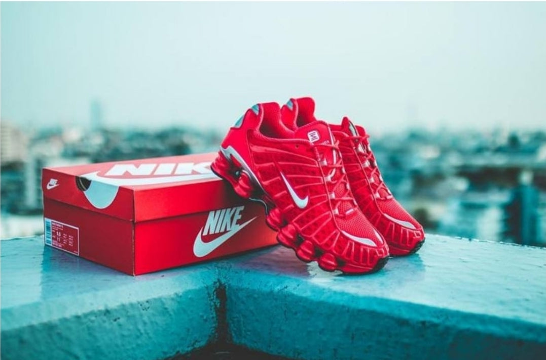 Les baskets Nike Shox TL allient un style avant-gardiste et une innovation technique avancée. Leur design unique et leurs détails sophistiqués.