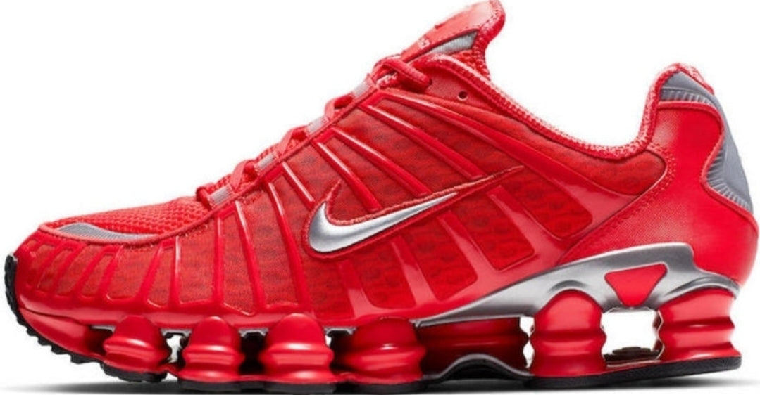 Les baskets Nike Shox TL allient un style avant-gardiste et une innovation technique avancée. Leur design unique et leurs détails sophistiqués.