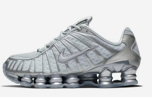 Les baskets Nike Shox TL allient un style avant-gardiste et une innovation technique avancée. Leur design unique et leurs détails sophistiqués.