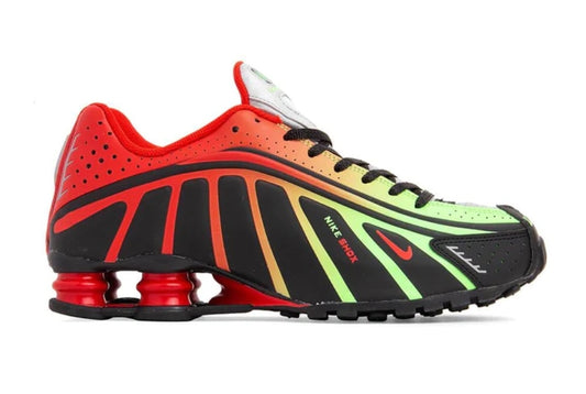 Les baskets Nike Shox R4 combinent style audacieux et innovation technologique exceptionnel et indispensable. Pas Cher. Le moins cher.