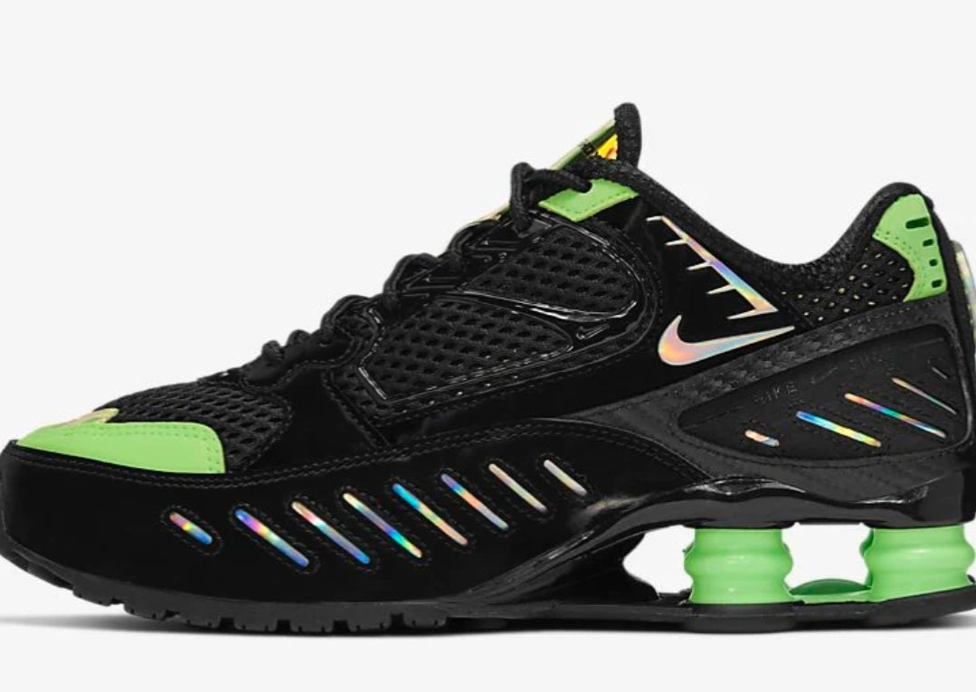 Les baskets Nike Shox Enigma assurent un confort supérieur grâce à la technologie Shox. Les colonnes de soutien au talon procurent un amorti réactif.