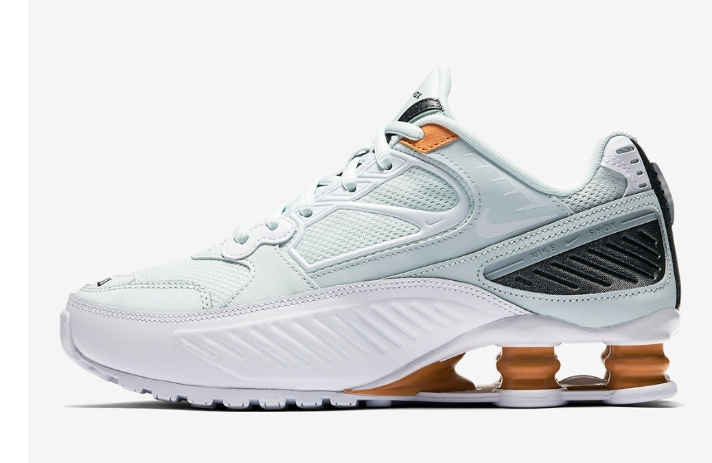 Les baskets Nike Shox Enigma assurent un confort supérieur grâce à la technologie Shox. Les colonnes de soutien au talon procurent un amorti réactif.