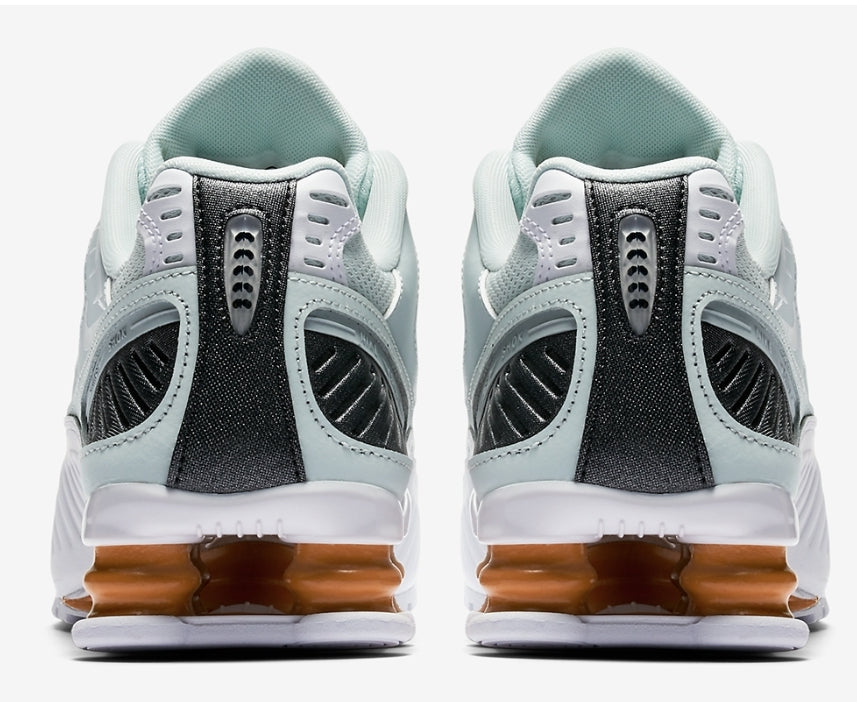 Les baskets Nike Shox Enigma assurent un confort supérieur grâce à la technologie Shox. Les colonnes de soutien au talon procurent un amorti réactif.