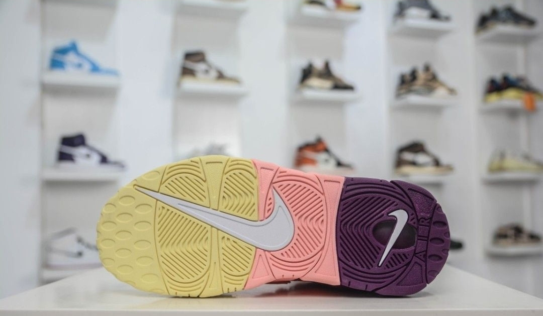 Les baskets Nike Air Uptempo combinent style audacieux et innovation. Leur design emblématique et leurs lettres surdimensionnées . Pas cher. Le moins cher.