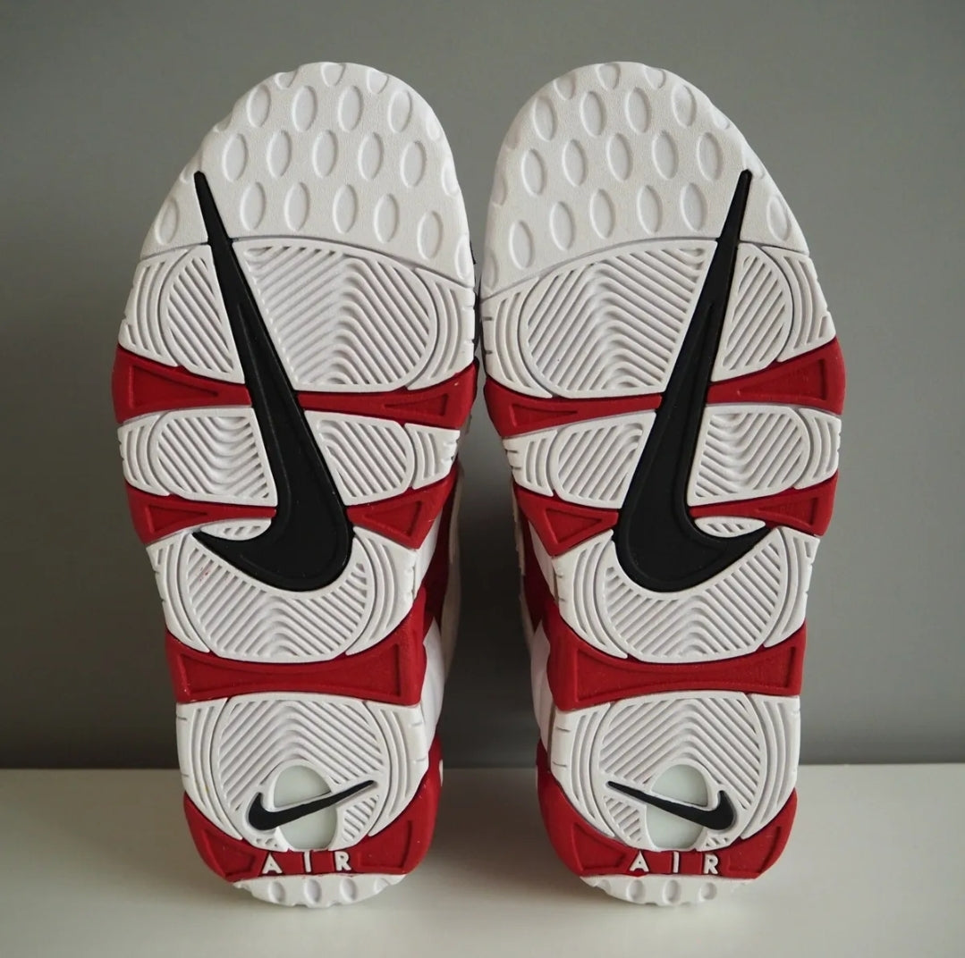Les baskets Nike Air Uptempo combinent style audacieux et innovation. Leur design emblématique et leurs lettres surdimensionnées . Pas cher. Le moins cher.