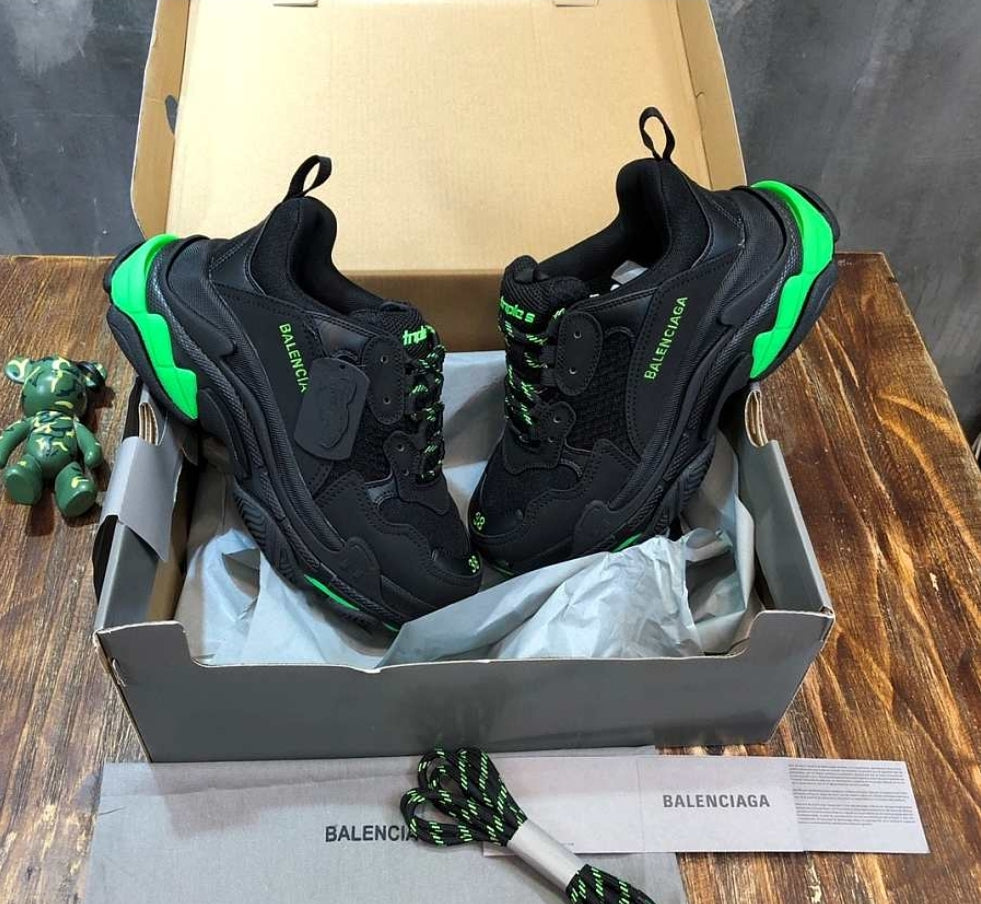 Les baskets Balenciaga Triple S incarnent un style emblématique et incontournable un luxe contemporain.
 leur design novateur. Le moins cher.