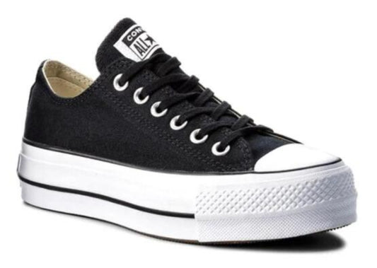 Les baskets Converse allient style intemporel et confort. Leur design emblématique avec la célèbre étoile et la silhouette classique en font un choix incontournable pour les amateurs de mode.