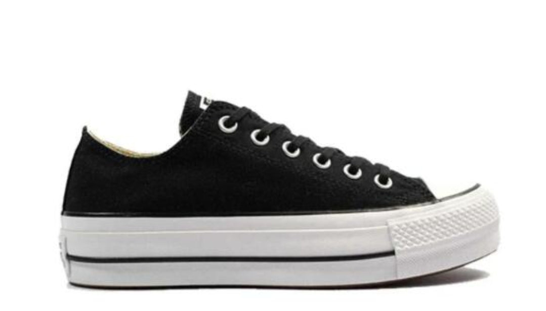 Les baskets Converse allient style intemporel et confort. Leur design emblématique avec la célèbre étoile et la silhouette classique en font un choix incontournable pour les amateurs de mode.