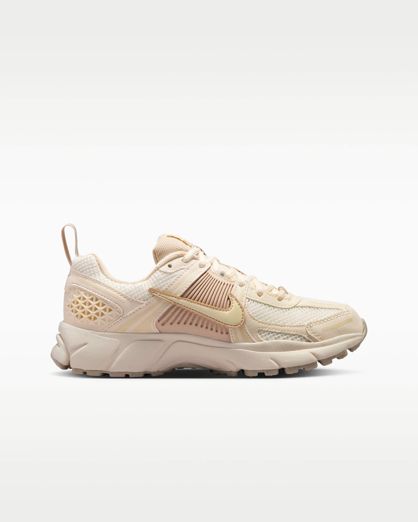Découvrez le confort exceptionnel des Baskets Nike Zoom Vomero 5, alliant légèreté et innovation. Parfaites pour les sportifs et les passionnés !