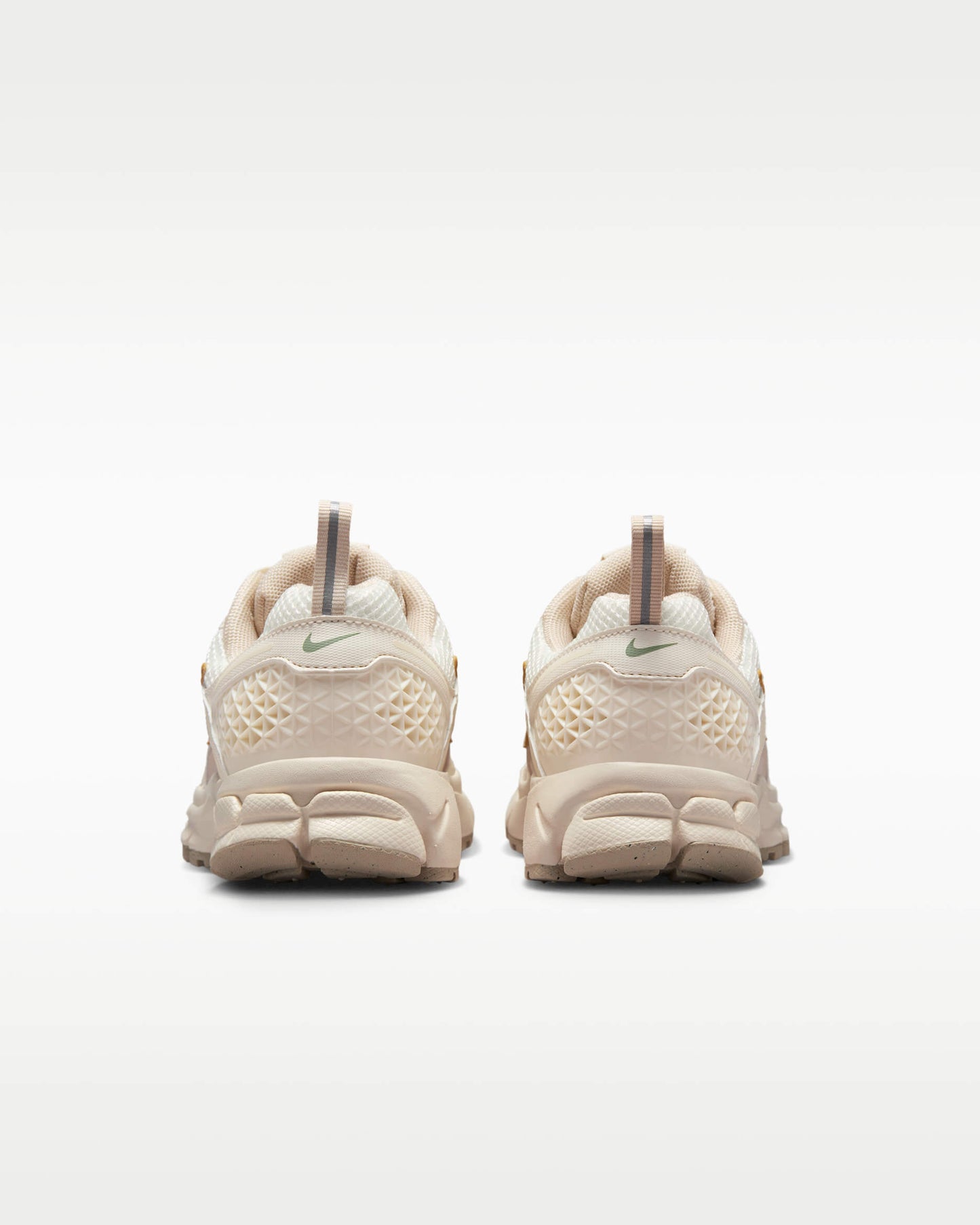 Découvrez le confort exceptionnel des Baskets Nike Zoom Vomero 5, alliant légèreté et innovation. Parfaites pour les sportifs et les passionnés !
