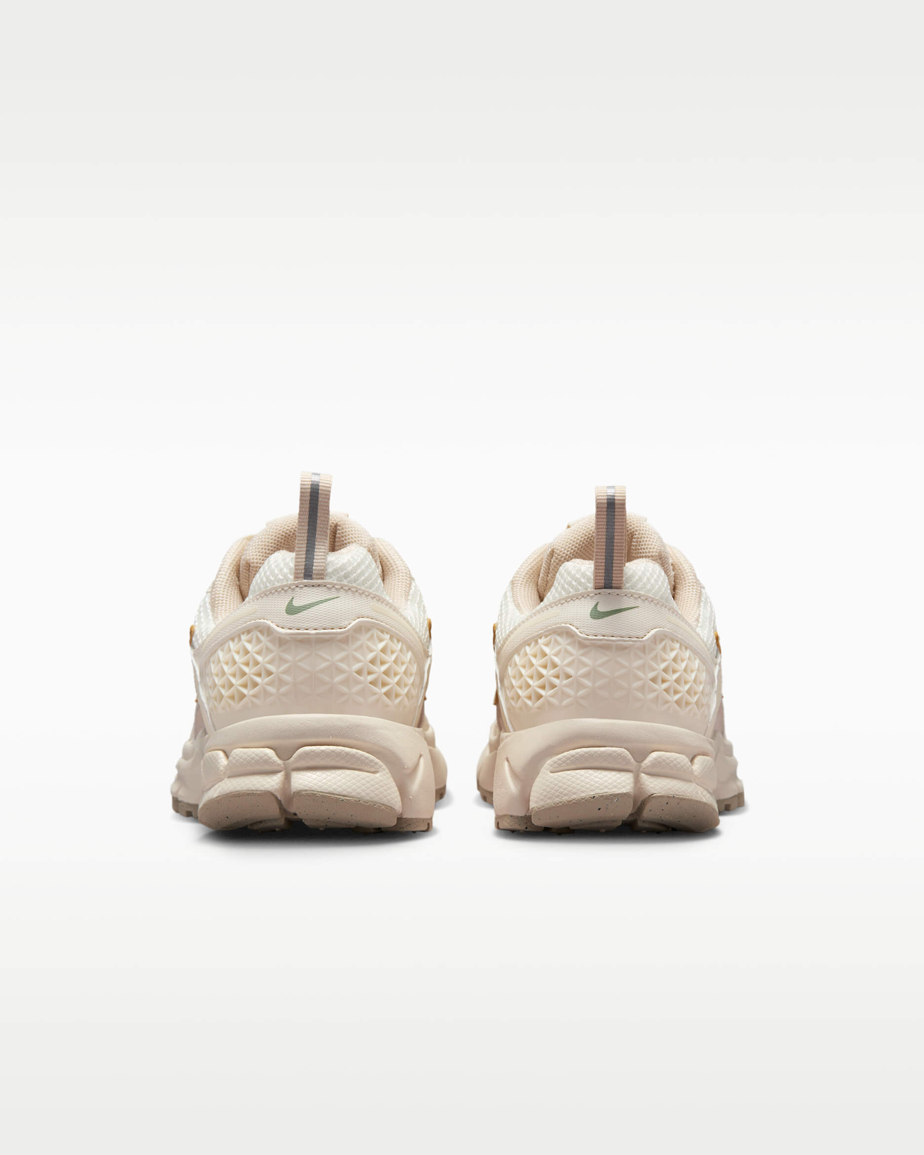 Découvrez le confort exceptionnel des Baskets Nike Zoom Vomero 5, alliant légèreté et innovation. Parfaites pour les sportifs et les passionnés !