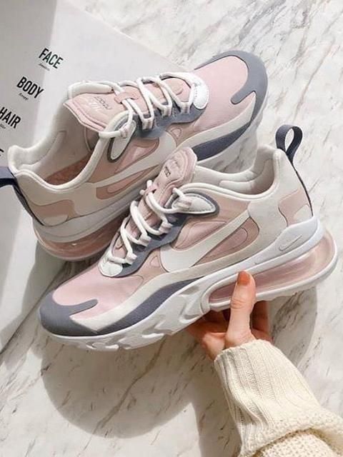 Les baskets Nike Air Max 270 Femme se démarquent par leur esthétique futuriste et leur technologie innovante.