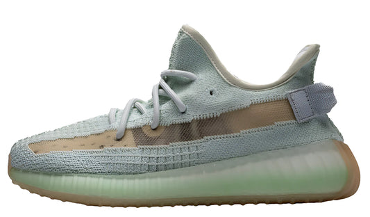 Les  Adidas Yeezy 350 Boost V2 Mono Mist Femme ,  entre Adidas et Kanye West, sont emblématiques pour leur design innovant et leur confort inégalé.