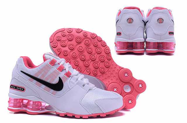 Résultant de l'évolution emblématique de la gamme Nike, les Nike Shox Femme incarnent l'esprit d'innovation et de style de la marque.