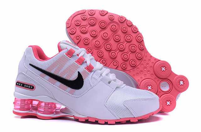 Résultant de l'évolution emblématique de la gamme Nike, les Nike Shox Femme incarnent l'esprit d'innovation et de style de la marque.