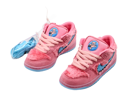 Découvrez les Baskets Nike Sb Dunk Low Grateful Dead Bears Pink, inspirées par l'univers coloré des Grateful Dead. Un modèle  unique à ne pas manquer !