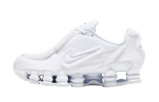 Le modèle baskets  Nike Shox TL Femme illustre l’engagement de Nike pour l'innovation et le design avant-gardiste.