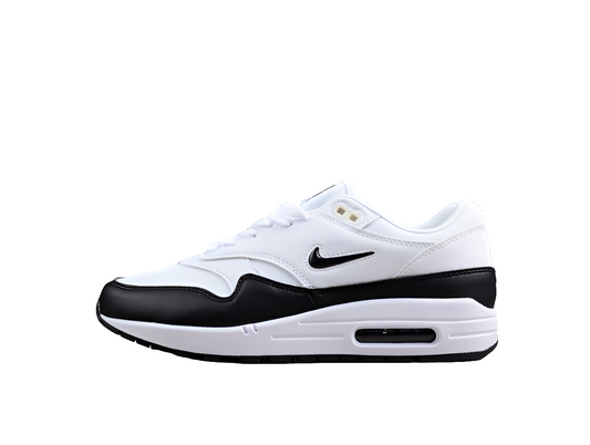 Les baskets Nike Air Max 1 sont iconiques pour leur style emblématique.retro incontournable pas cher. Le moins cher.exceptionnel 