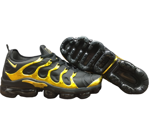 Les Nike Air Vapormax Plus TN Femme incarnent une fusion audacieuse entre l’héritage des baskets TN des années 90 et l’innovation moderne de la technologie Vapormax.