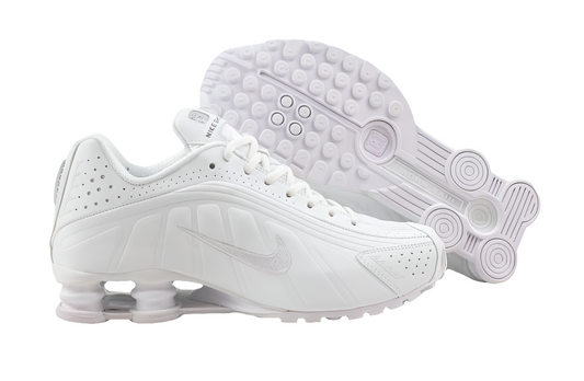 Les baskets Nike Shox R4 allient un style avant-gardiste et une innovation technique avancée. Leur design unique et leurs détails sophistiqués.