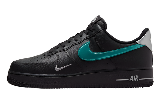 Les baskets Nike Air Force 1 Black-Blue-Lightning offrent une réinterprétation audacieuse du modèle culte.