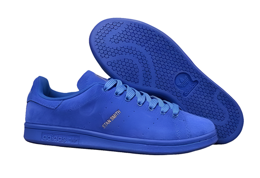 Premièrement : Les baskets adidas Stan Smith, emblématiques et intemporelles. symbolisent le style et la simplicité depuis leur lancement en 1965. Portant le nom du joueur de tennis Stan Smith.
