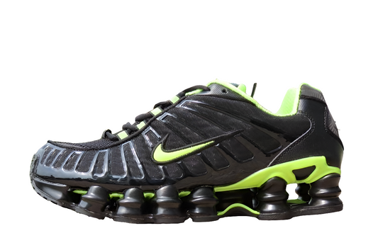 Les baskets Nike Shox TL allient un style avant-gardiste et une innovation technique avancée. Leur design unique et leurs détails sophistiqués.