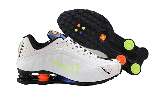 Les baskets Nike Shox R4 allient un style avant-gardiste et une innovation technique avancée. Leur design unique et leurs détails sophistiqués.