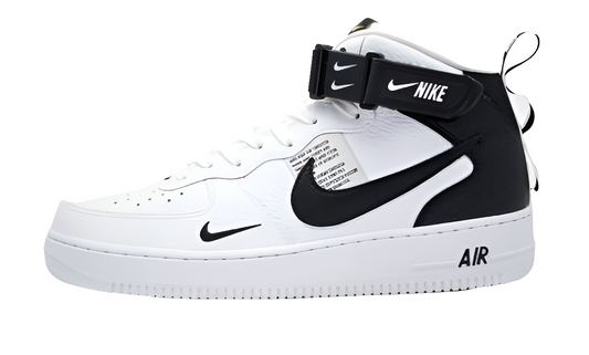 Premièrement : Les baskets  Nike Air Force 1 High Femme réinventent la silhouette classique avec un design montant emblématique.